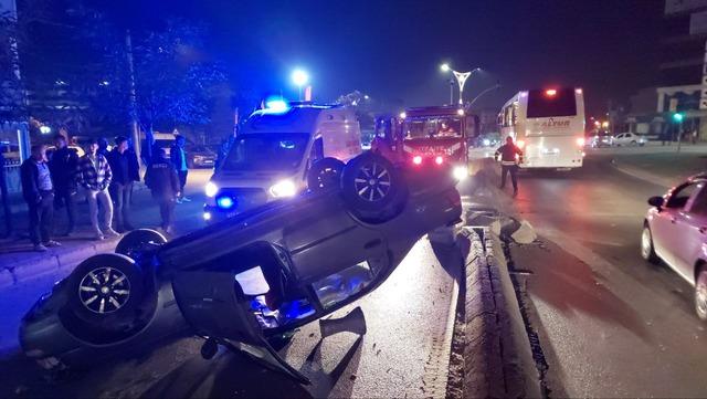 Kocaeli'de devrilen otomobilin sürücüsü yaralandı