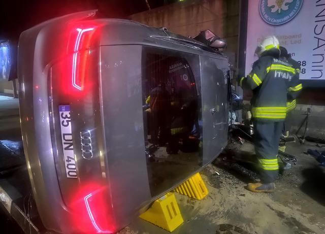 Manisa'da aydınlatma direğine çarpan otomobilin sürücüsü öldü