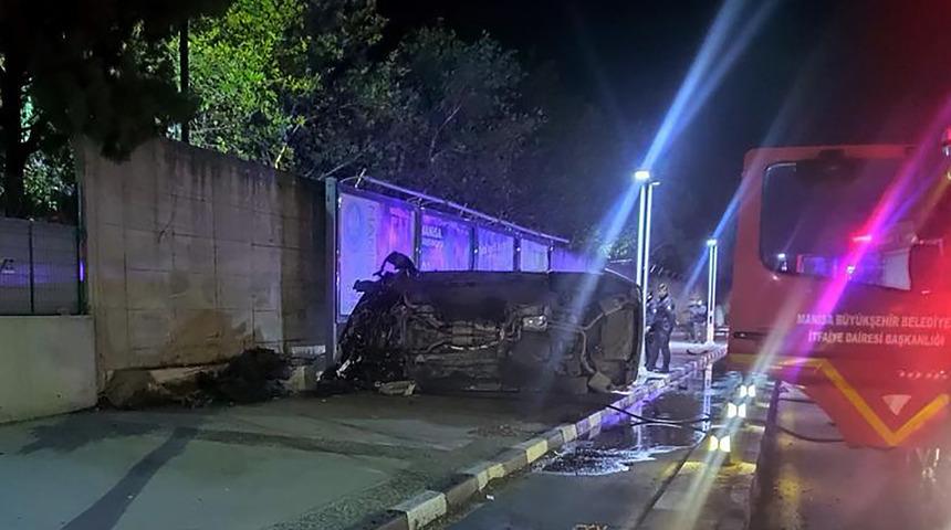 Manisa'da aydınlatma direğine çarpan otomobilin sürücüsü öldü
