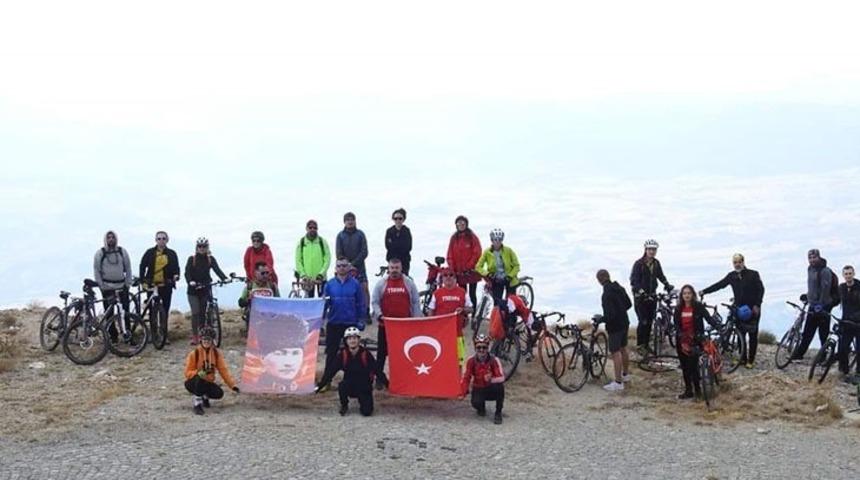 Ege’nin en yüksek noktasında Türk bayrağı açtılar