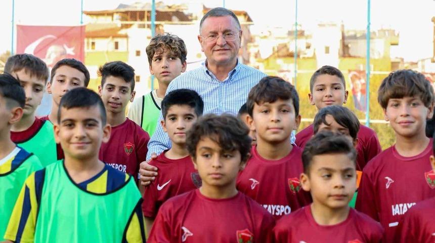 Enkaz kentte, genç futbolcular aylar sonra top başı yaptı