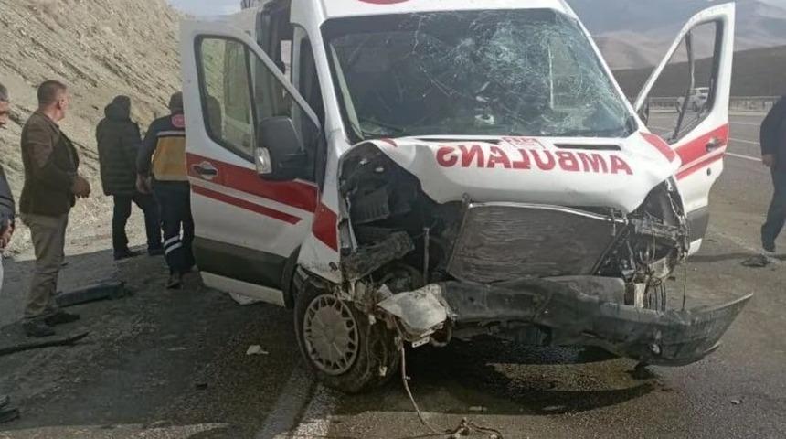 Evde bakım ambulansı yoldan çıktı: 4 yaralı