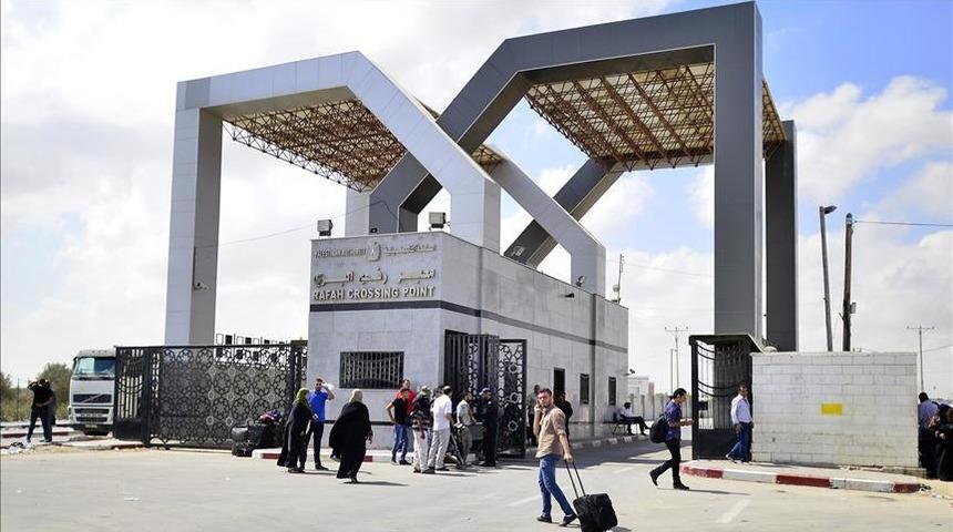 Gazze'nin dünyaya açılan tek kapısıydı... İsrail insani koridor için açılacak olan Refah Sınır Kapısı'nı da vurdu...