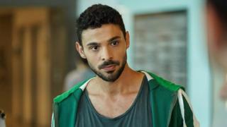 Yabani dizisinin yıldızı Halit Özgür Sarı'nın eski aşkı rol arkadaşı çıktı! Görenler çok şaşırdı