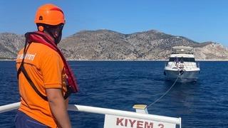 Marmaris açıklarında sürüklenen tekne kurtarıldı