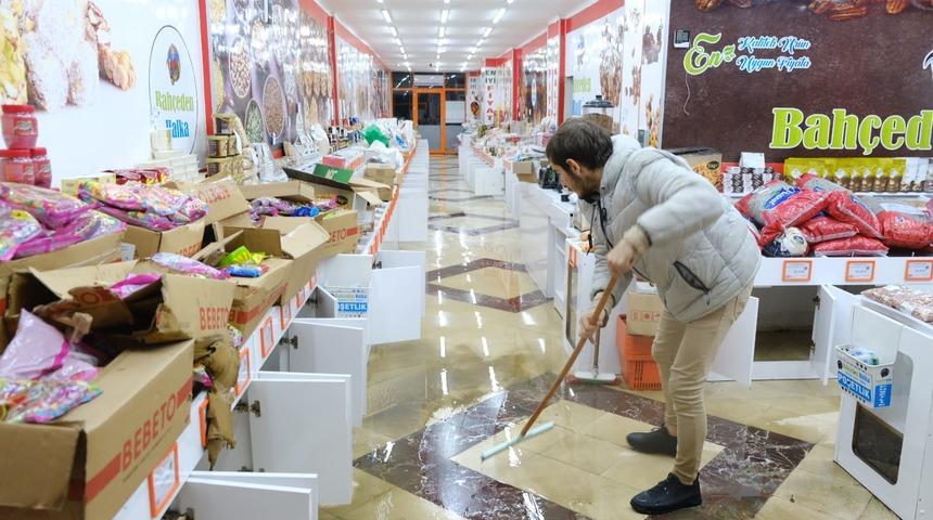 Fatsa'da sağanak nedeniyle çok sayıda ev ve iş yerini su bastı