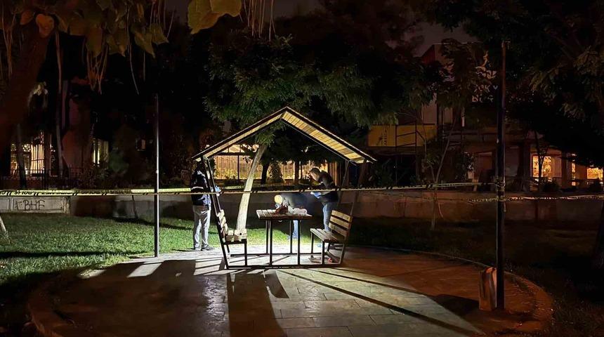 Kız arkadaşıyla çardakta otururken kendi kafasına sıkan genç ağır yaralandı