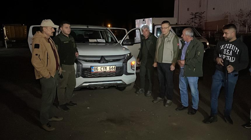 Karabük'te kent merkezine inen yavru ayı iş yerlerine girmeye çalıştı