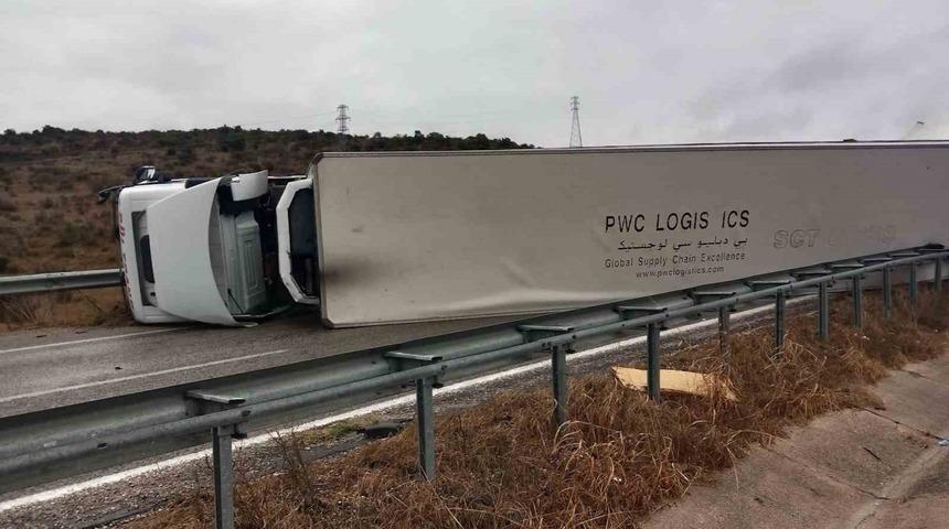 Gönen’de tır devrildi
