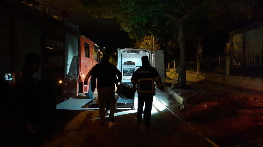 Çorum'da otomobil reklam tabelasına çarptı 3 kişi öldü