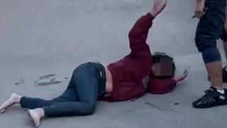 Dolandırıldığını söyledi cezasını kendisi vermek istedi! Sokak ortasında elektrik kablosuyla dakikalarca darp etti