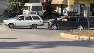 Adana'daki görüntü dünya basınında ilgi çekti! Bozulan araba için buldukları çözüm çok konuşuldu... Çocuğu halat gibi kullandılar