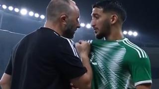Mısır-Cezayir maçında görülmemiş olay! Hocasını görmezden gelince, yakasına yapıştı izleyenler şaşkına döndü
