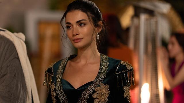 Herkes onu doğal güzel sanıyordu... Safir'in yıldızı Özge Yağız'ın estetiksiz hali sosyal medyayı salladı