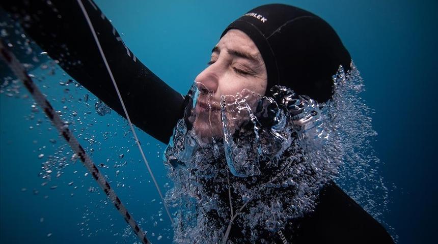 Şahika Ercümen, Cumhuriyet'in 100. yılında 106 metreye dalarak dünya rekoru kırdı