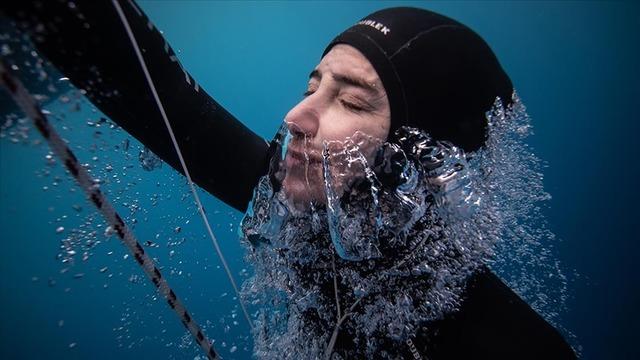 Şahika Ercümen, Cumhuriyet'in 100. yılında 106 metreye dalarak dünya rekoru kırdı