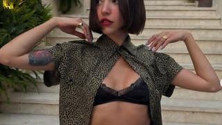 Zeynep Bastık beyaz sütyeniyle spor salonundan poz verdi