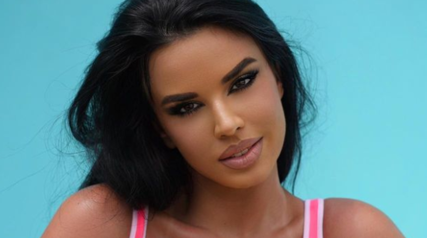 Sosyal medya fenomeni Ivana Knöll, benzin pompasının başına süper mini şortuyla geçti! Sosyal medyada beğeni rekoru kırdı