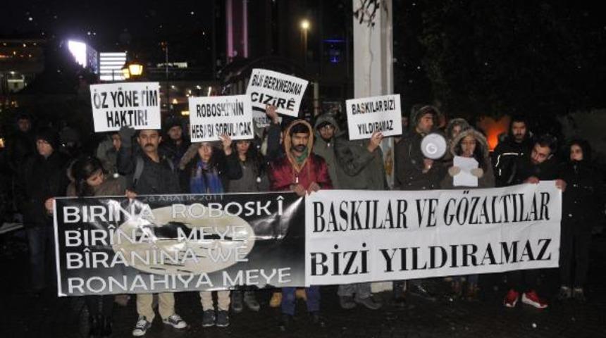 G&ouml;zaltıları protesto ederken g&ouml;zaltına alındılar