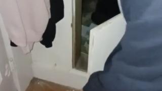 Evinde bir dolabın arkasında gizlenmiş bir oda buldu! Korkunç bir keşif yaptım dedi sosyal medyada çok konuşuldu