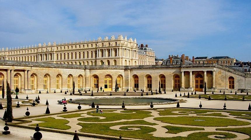 Paris'te bomba alarmı! Versailles Sarayı kapatıldı...
