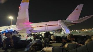 Almanya Başbakanı Scholz'un Tel Aviv'de panik anları! Sirenler çaldı, uçak tahliye edildi