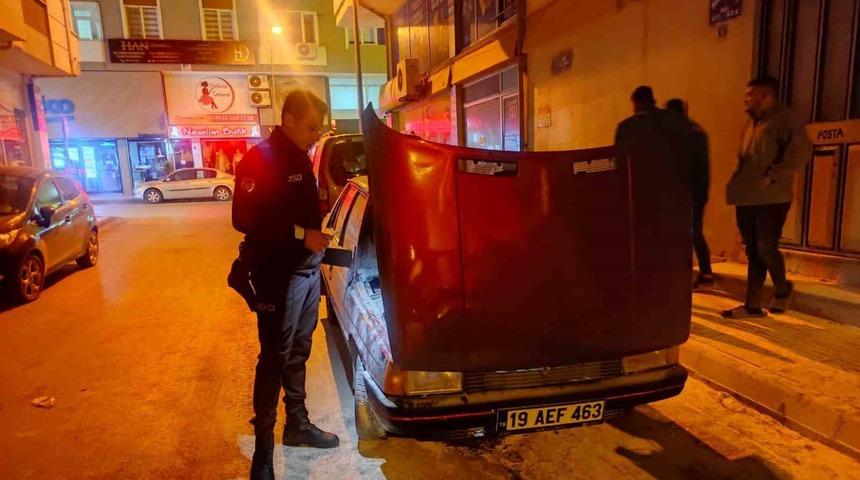 Alev alan otomobili mahalle bekçileri söndürdü