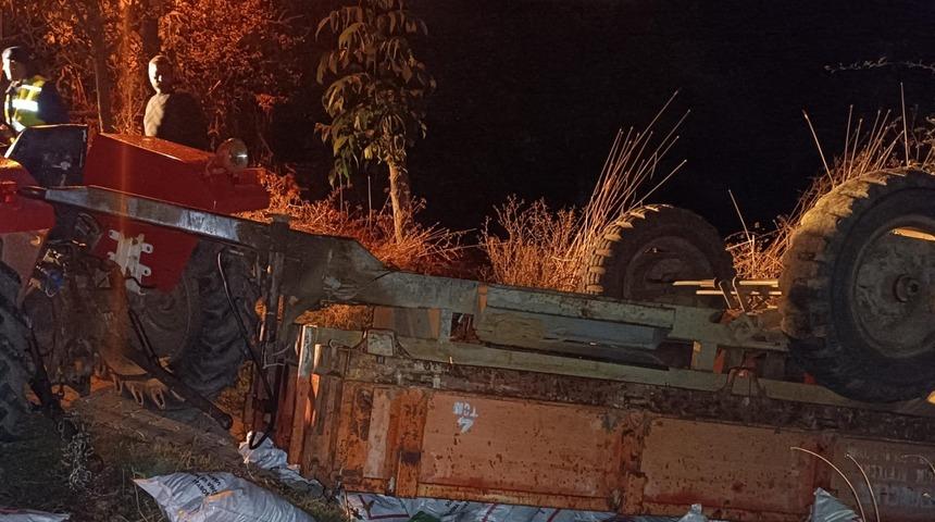 Çorum'da devrilen traktörün römorkunun altında kalan kişi yaralandı