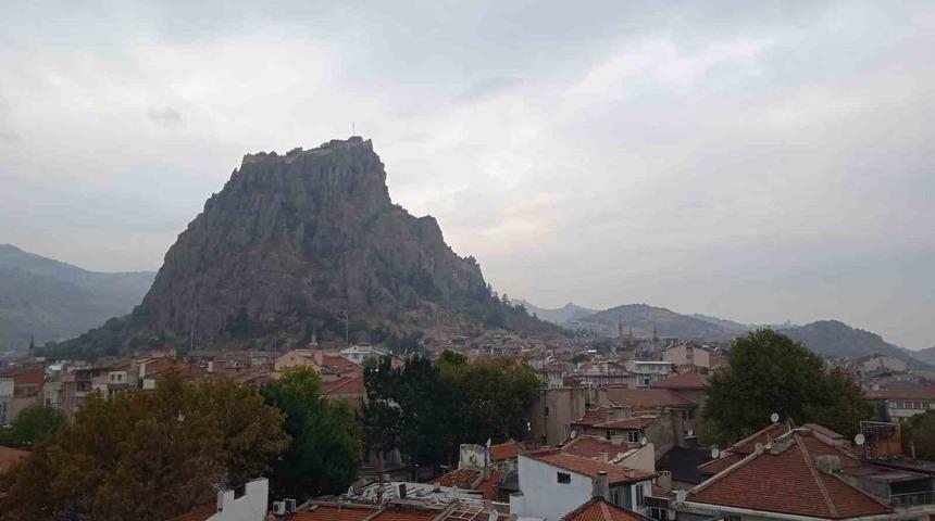 Afyonkarahisar güne yağışlı hava ile başladı