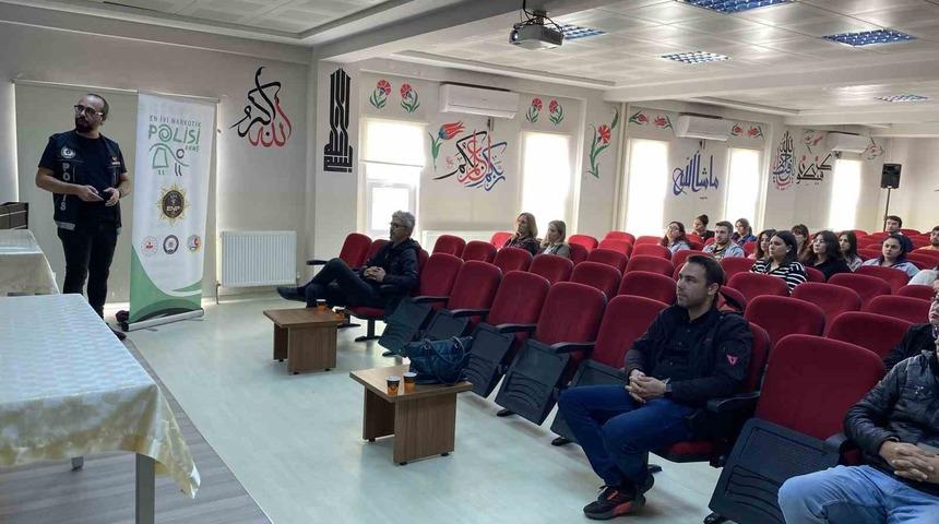 Polis ekiplerince "En İyi Narkotik Polisi Anne" sunumu