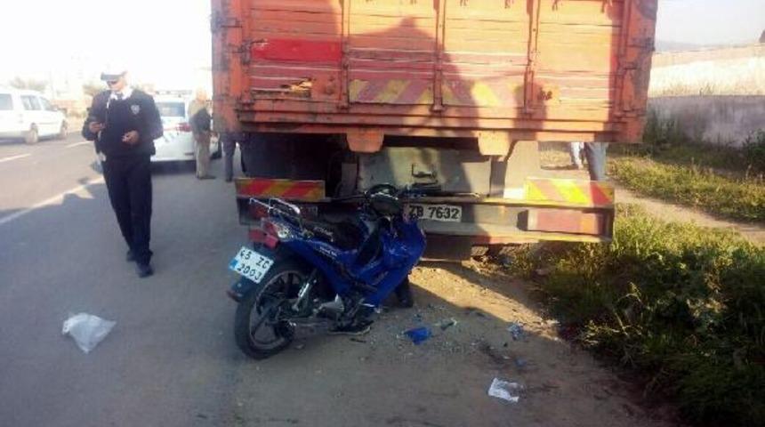 Motosiklet park halindeki kamyona &ccedil;arptı: 1 &ouml;l&uuml;, 1 yaralı