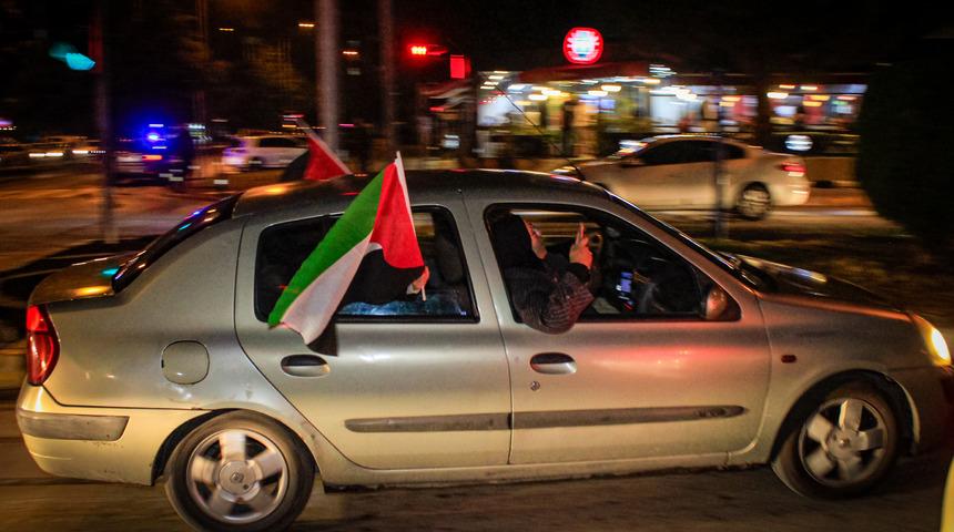 İzmir ve Uşak'ta, İsrail'in Gazze'deki hastaneye saldırısı protesto edildi