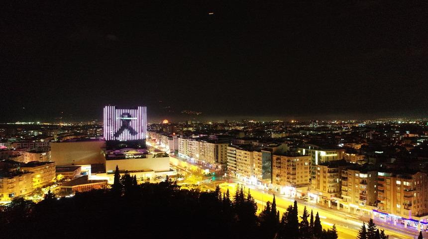 Antalya'da alışveriş merkezinin dış cephesine siyah kurdele yansıtıldı
