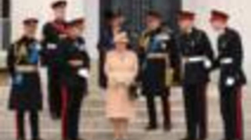 DERGİ  Orduları ve &uuml;nl&uuml;leri giydiren firma