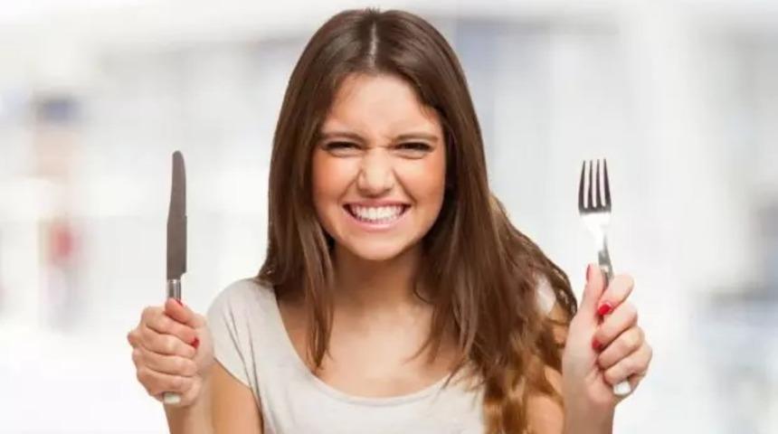 Her evde bulunan gizli tehlike! Severek yiyoruz ama zararlarını bilseniz asla tüketmezsiniz