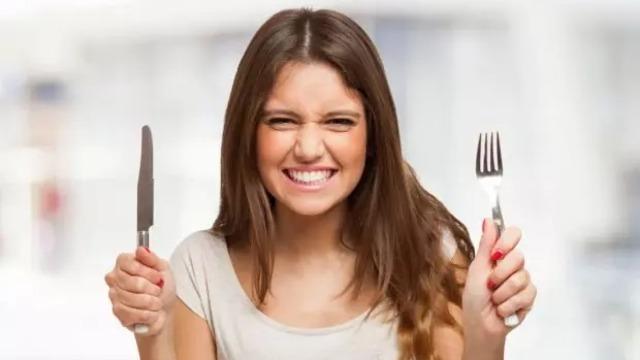 Her evde bulunan gizli tehlike! Severek yiyoruz ama zararlarını bilseniz asla tüketmezsiniz