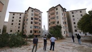 Darende'de ağır hasarlı binalar yıkılıyor