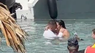 Çevrelerindekilere aldırış etmeden cinsel ilişkiye girdiler! Çocukların olduğu plajda yakınlaşınca tepkilerin odağına yerleştiler