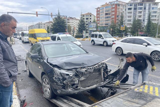 Elazığ'da otomobille çarpışan ekip aracındaki 2 polis yaralandı