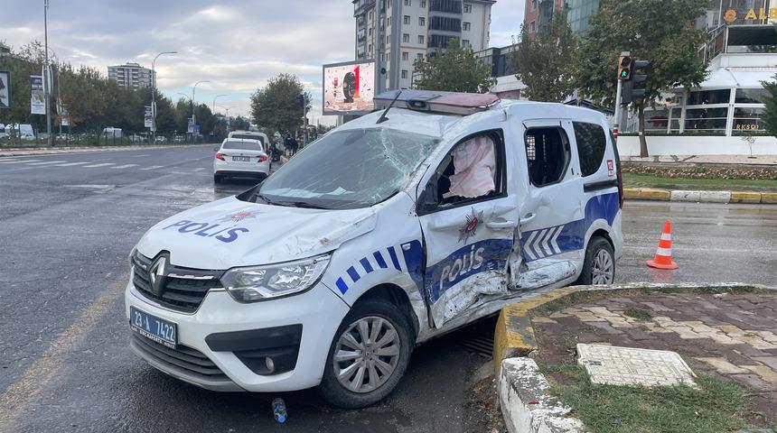 Elazığ'da otomobille çarpışan ekip aracındaki 2 polis yaralandı