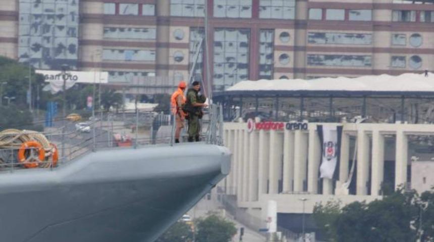 Rus savaş gemisi İstanbul Boğazı'ndan geçti