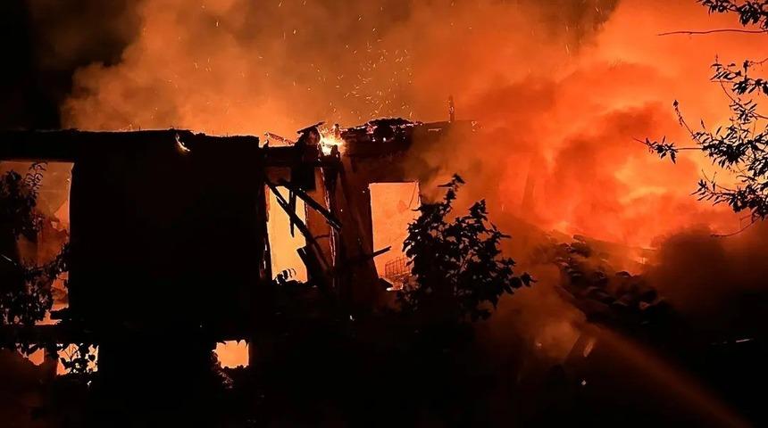 Alevlere teslim olan ev küle döndü