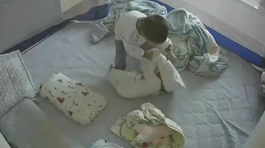 4 yaşındaki Çinli çocuk, 5 aylık kız kardeşini boğulmaktan kurtardı! Kahramanlık anları güvenlik kamerasına yansıdı