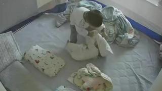 4 yaşındaki Çinli çocuk, 5 aylık kız kardeşini boğulmaktan kurtardı! Kahramanlık anları güvenlik kamerasına yansıdı