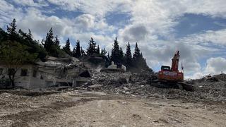 Hatay'da depremlerde ağır hasar alan 2 bina kontrollü yıkıldı