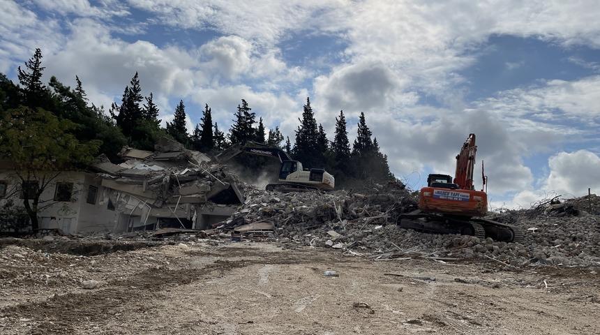 Hatay'da depremlerde ağır hasar alan 2 bina kontrollü yıkıldı