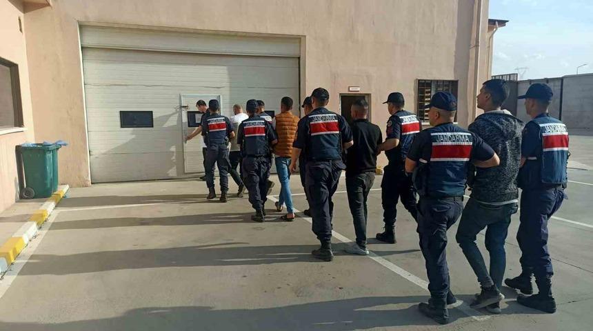 Jandarmadan göçmen kaçakçılarına suçüstü