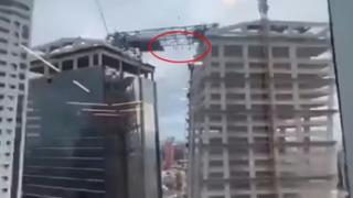 33 katlı iki kulenin arasına inşa edilen iskele çöktü! İşçiler 150 metre yükseklikte asılı kaldı 