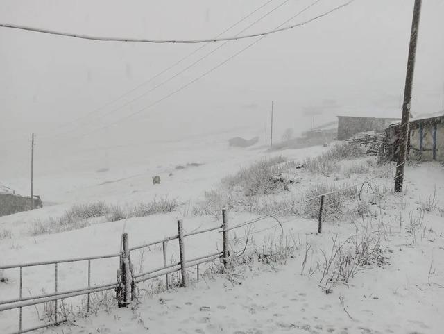 Bayburt’un yüksek kesimlerine kar yağdı