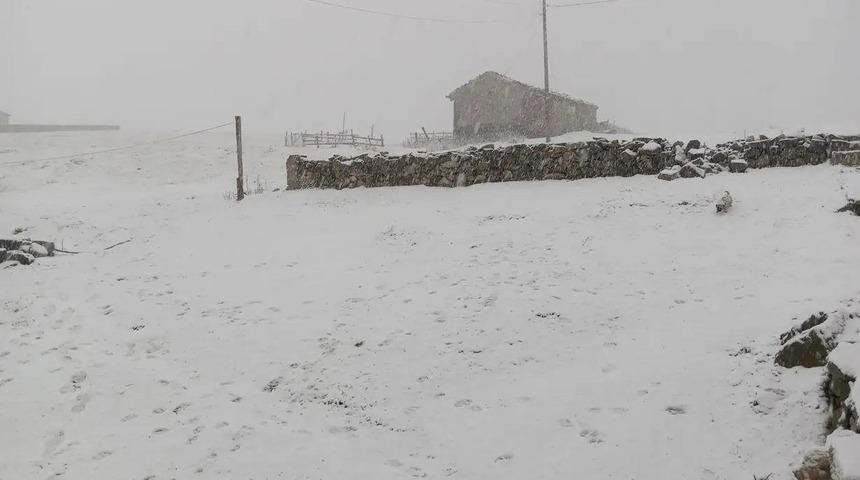 Bayburt’un yüksek kesimlerine kar yağdı